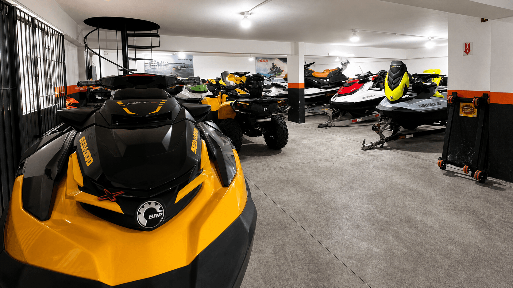 Showroom da Divisão 4 com jet skis Sea-Doo